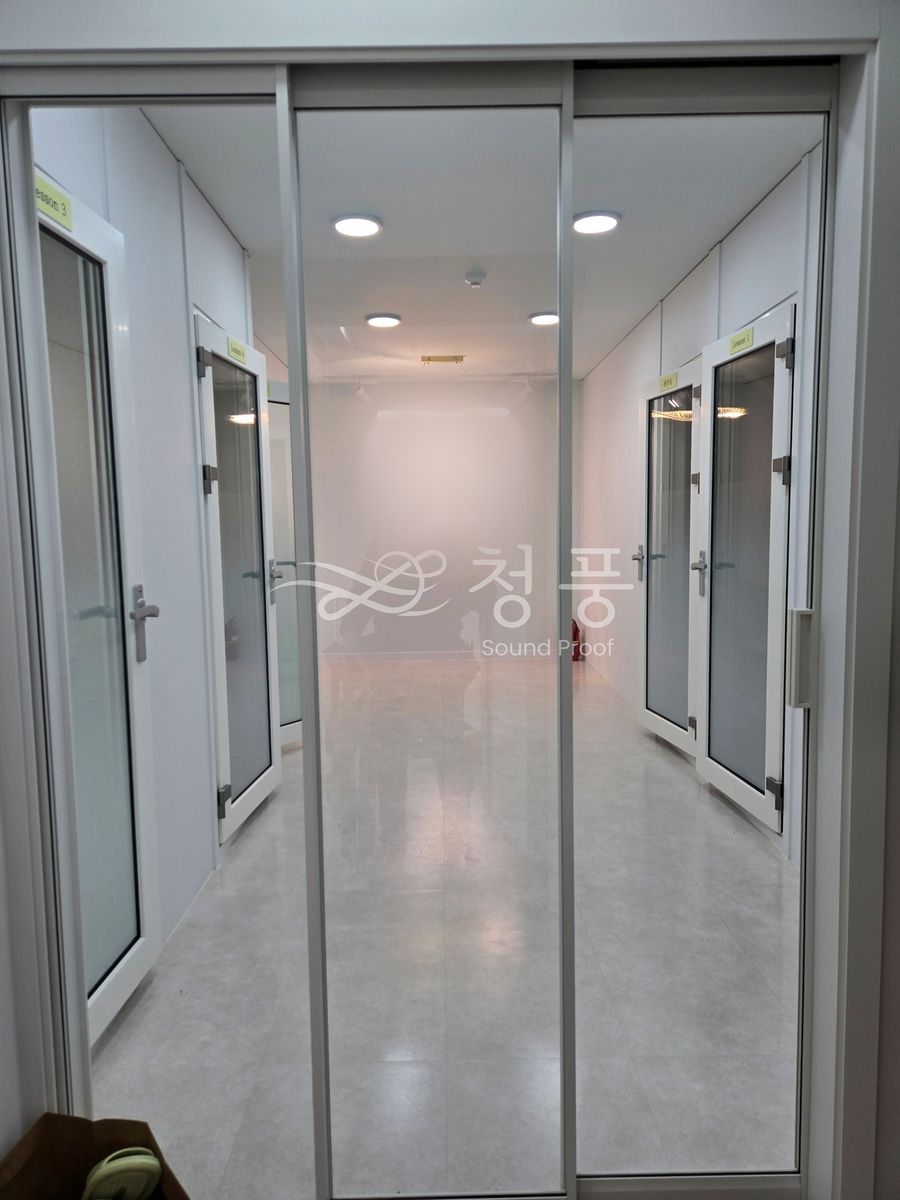 완공된 피아노 교습소 복도와 3연동 중문